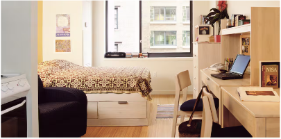 Studentenkamer met bureau en bed