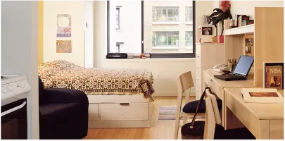 Studentenkamer met bureau en bed