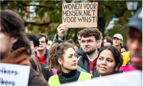 Demonstranten pleiten voor betaalbaar wonen in plaats van winst